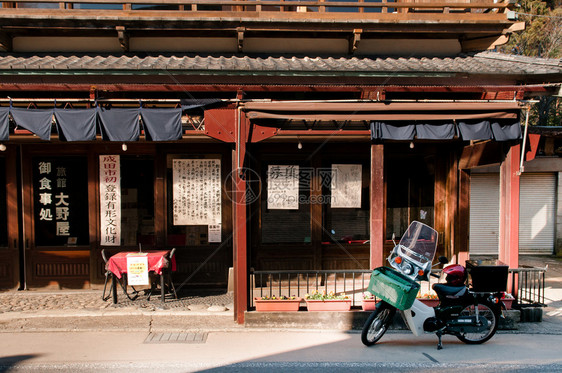 2012年12月12日成田千叶日本成田大三藤购物街成田圣新寺附近有老式纪念品商店和餐馆图片