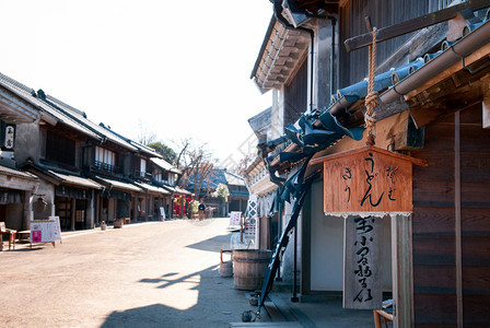 201年月日ChibaJpn在古村edo镇BsnMura露天航空博物馆的木制标志乌顿商店图片