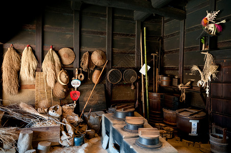 闹东打开201年月日ChibaJpn旧的木制厨房用农具在古村edo镇BsnMura露天航空博物馆的旧edo房屋里背景