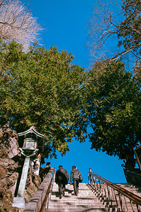 2012年12月12日成田千叶日本楼梯和游客在成田三新寺图片