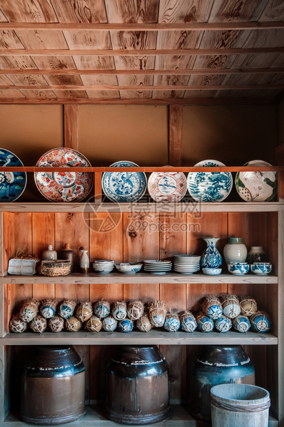 古老的代陶瓷器碗花瓶Bosnmura露天航空博物馆纪念品店的瓶子图片