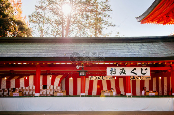 2012年12月10日日本埼玉县大宫秋日阳光明媚的hikawa神社的占卜纸店图片