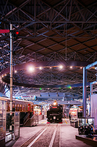 在奥米亚铁路博物馆展出旧车道火车模型图片