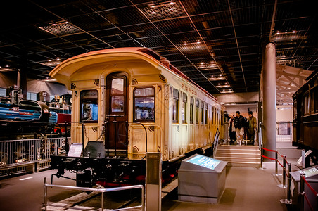 在奥米亚铁路博物馆展出古老的火车模型高清图片