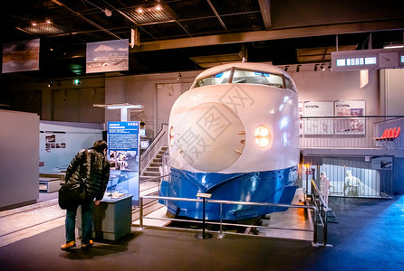 在奥米亚铁路博物馆展出古老的火车模型图片