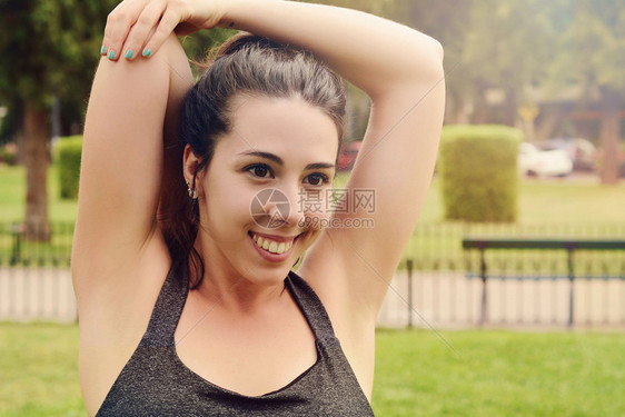 在公园锻炼的年轻美女脚步体育概念户外图片