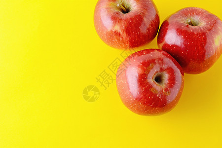 新鲜红苹果的顶部视图健康的食品概念黄色背景图片