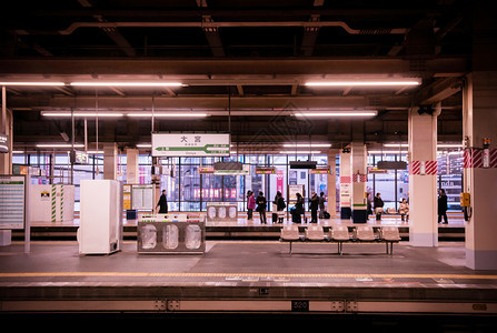 日本埼玉县大宫车站站台设有等候座位和霓虹灯图片