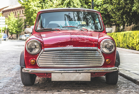 街道上老旧的红色小车图片