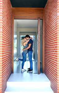夫妻在房子的入口接吻图片