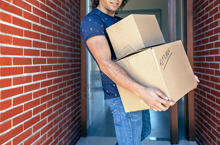 青年男子携带纸板箱移动男子携带搬运箱图片