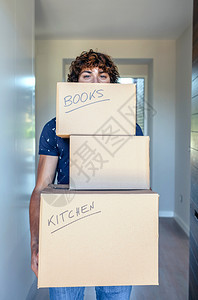青年男子携带纸板箱移动男子携带搬运箱图片