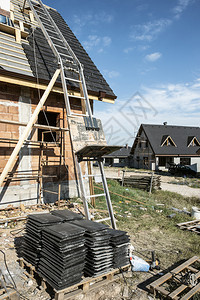 在新建房上铺屋顶砖图片