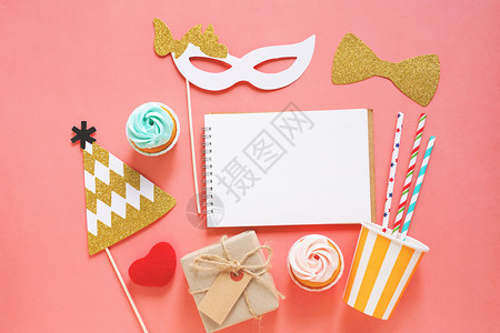 可爱的派对道具蛋糕空白笔记本和礼物盒图片