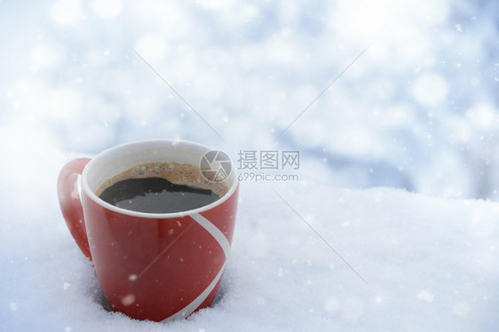 雪地里的一杯热咖啡图片