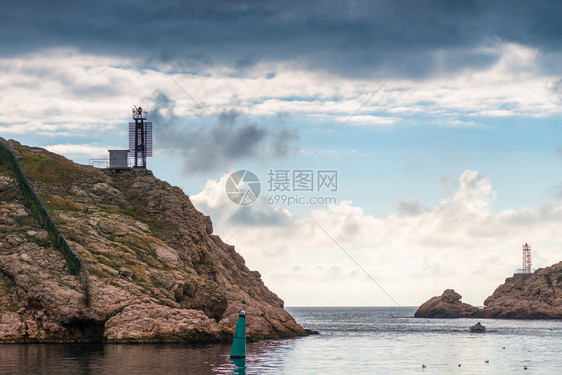 满是岩石美丽的海景在阴云多的天上戏剧空图片