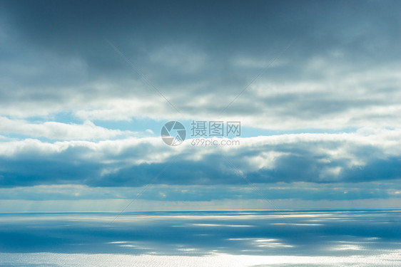 天空和大海地平线的视野以及水面上的蓝云图片