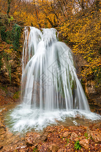 克里米亚秋天风景的美丽瀑布垂直照片图片