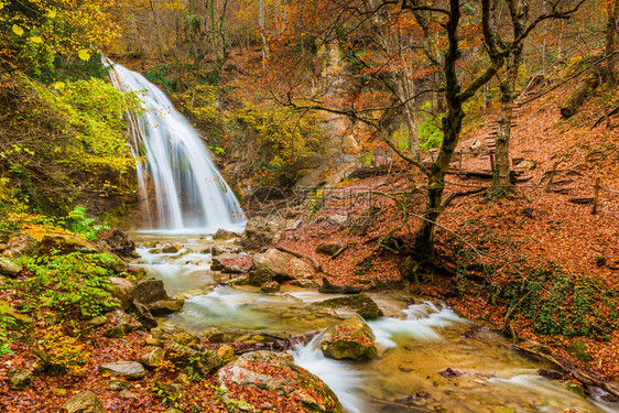 克里米亚半岛的自然吸引力巨大的瀑布美丽秋天风景图片