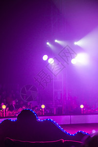马戏团舞台上的灯光图片