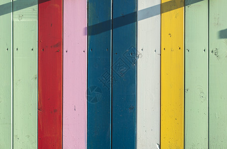 彩色木板背景阳光明媚的一天图片