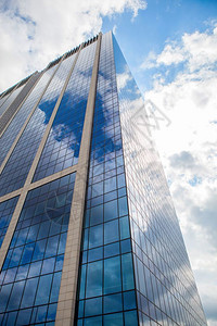高楼玻璃大的云层反射与天空相对现代的烟雾玻璃办公室与蓝色的云层相对图片