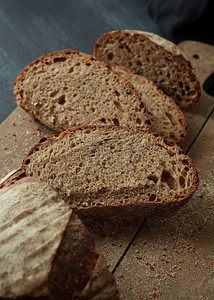 切面包在木板上棕色健康的食品适当营养面包图片