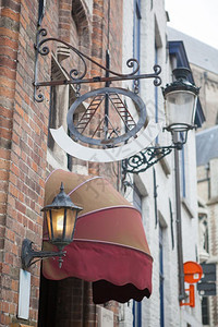 上面写着旅馆在Belgium的一片布鲁日街上面写着旅馆在一片布鲁日街上图片