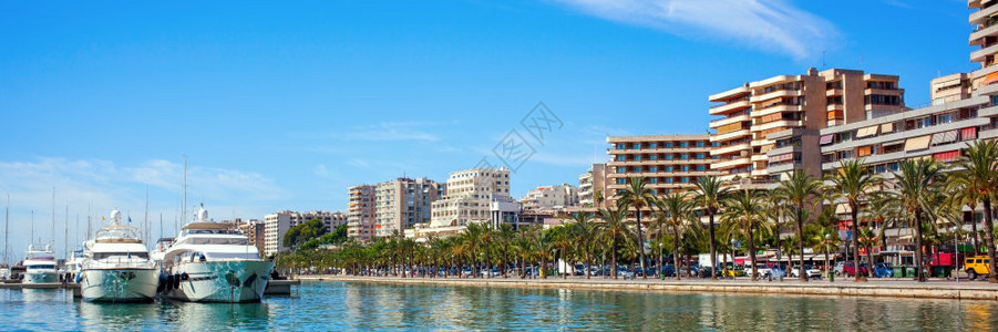 PalmdeMlcor港口和城市的全景蓝色天空美丽西班牙港口和城市的全景图片
