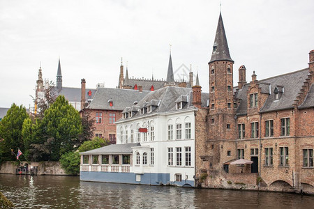 与中世纪的房屋和河水相伴而生图片