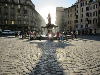 在罗马市中心有喷泉的纪念碑周围有许多人罗马市中心图片