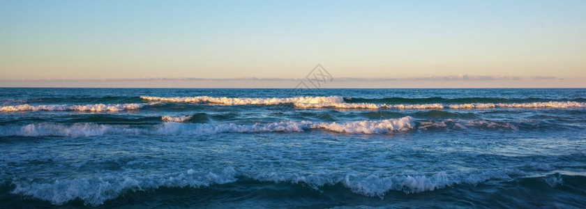 日落时躺在沙子上的海浪弹麦洛尔多卡可以使沙子在上漂浮巴利海岛西班牙图片