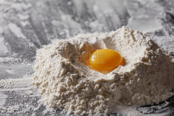 厨房桌上的面粉和生鸡蛋图片