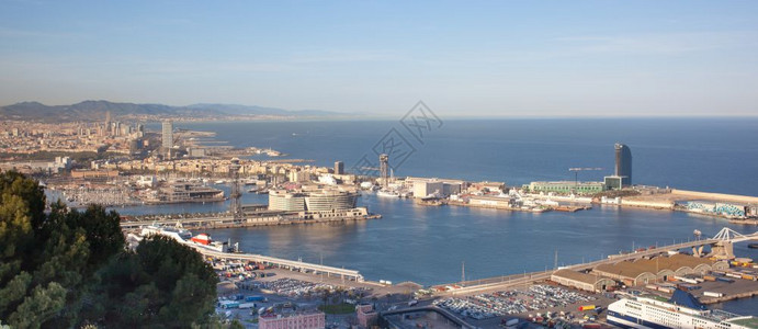 对西班牙的巴塞罗纳和港口的全景对巴塞罗纳和港口的全景图片