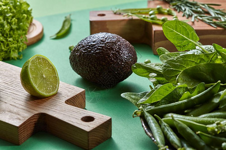 新鲜有机绿色蔬菜avocd一半的石灰黄瓜豆菠菜绿图片
