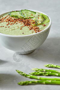青黄瓜鳄梨白石灰和以本健康早餐的松油种子健康的自然绿色新鲜的蔬菜在石本图片