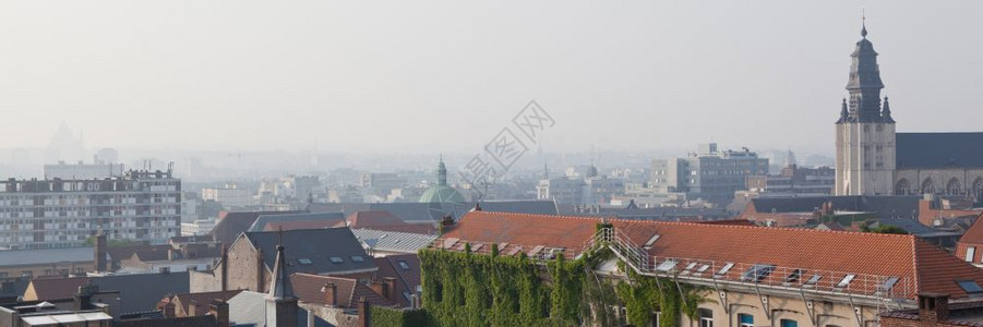从塔上俯瞰布鲁塞尔的城市和屋顶全景比利时从塔顶往下看图片