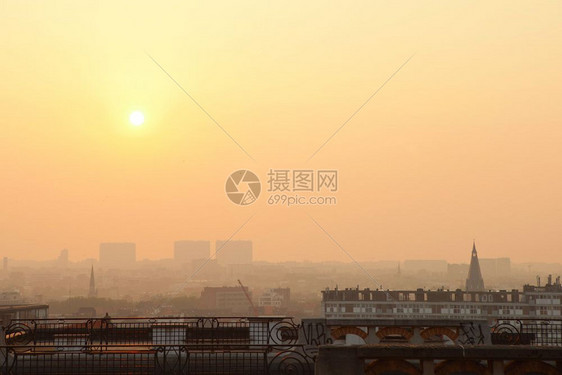 日落俯瞰布鲁塞尔的天际线比利时布鲁塞尔地平线上的日落图片