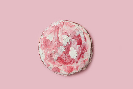 粉红情人节日蛋糕由不同成份制饼干面粉奶油盐等这个蛋糕装饰在粉红背景上有奶油的蛋糕浅色焦点糊面美丽的粉红蛋糕美丽的粉红蛋糕图片