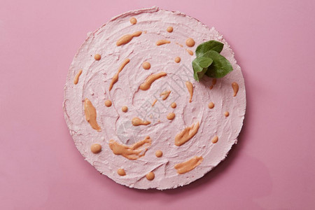玉米干酪蛋糕夹奶油和薄荷叶粉红背景美味的玉米干酪蛋糕图片