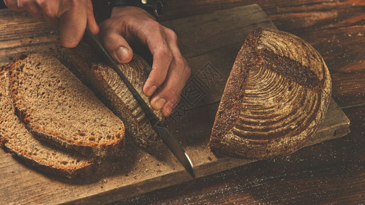 面包师亲手在木板上切面包师亲手切图片