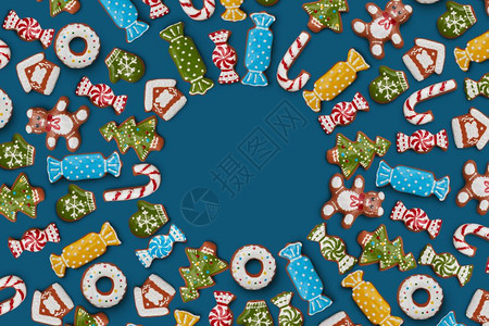 在蓝背景的姜饼架上圣诞卡节姜饼干图片