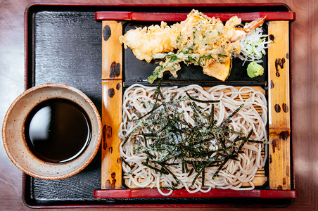 竹板上的日本冷沙巴面和虾蔬菜鱼最高视线图片