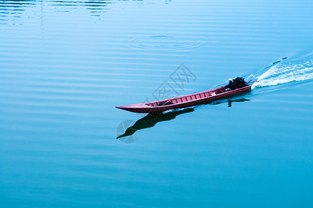 当地渔船停靠在泰国的kanchburi平静的蓝湖中图片