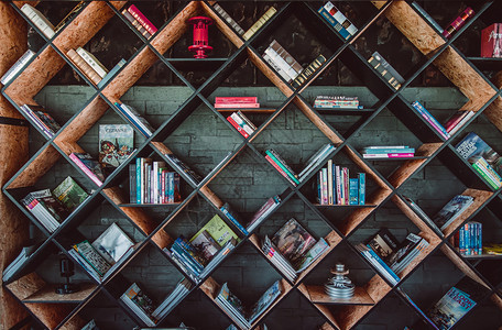 Thailnd的kchburi书籍在X2度假村阅览室用现代木制书架上的各种杂志教科书背景图片