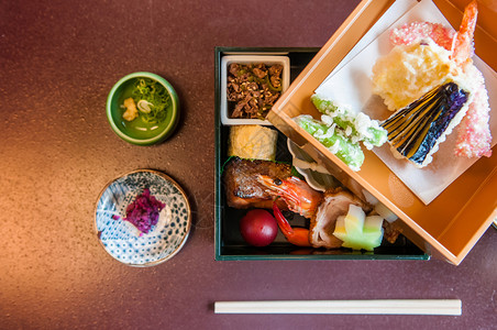 配有加烤海鲜和黄瓜的日本午餐图片