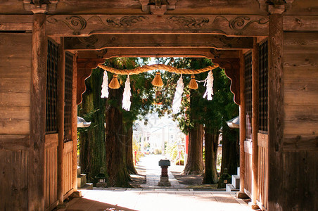 日本川口麻间神社的木门图片