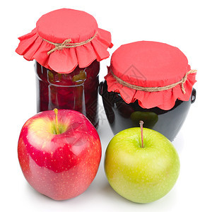 玻璃罐中的苹果酱白色背景上孤立的新鲜红苹果和绿健康的食物图片