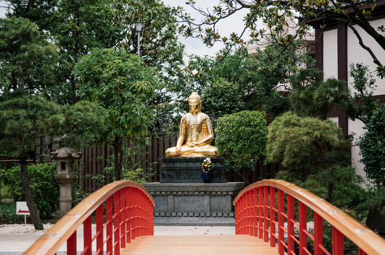 2014年6月7日June27014Kawskijpn日本花园红桥和白寺金佛像的美丽建筑景观图片