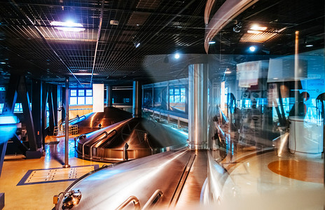 现代啤酒酿厂的大型不锈钢发酵炉图片